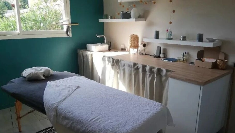 Salle de massage chaleureuse à L'instant de pause, espace de bien-être, Le Tuzan, Nouvelle-Aquitaine, FR.