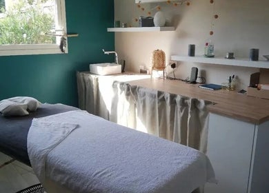 Salle de massage chaleureuse à L'instant de pause, espace de bien-être, Le Tuzan, Nouvelle-Aquitaine, FR.