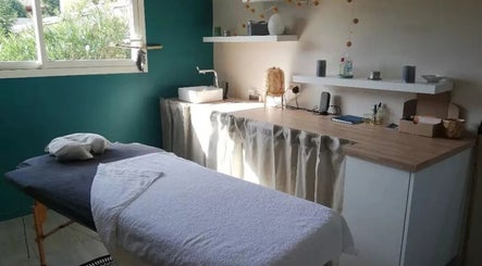 Salle de massage chaleureuse à L'instant de pause, espace de bien-être, Le Tuzan, Nouvelle-Aquitaine, FR.