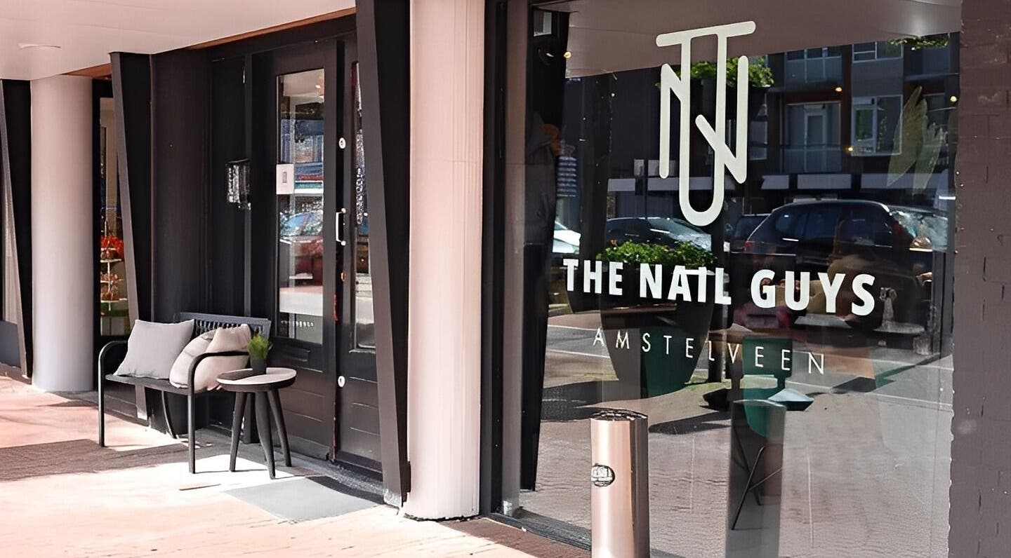 Stijlvolle ingang van The Nail Guys in Amstelveen, Noord-holland, NL, met moderne gevel en uitnodigende uitstraling.