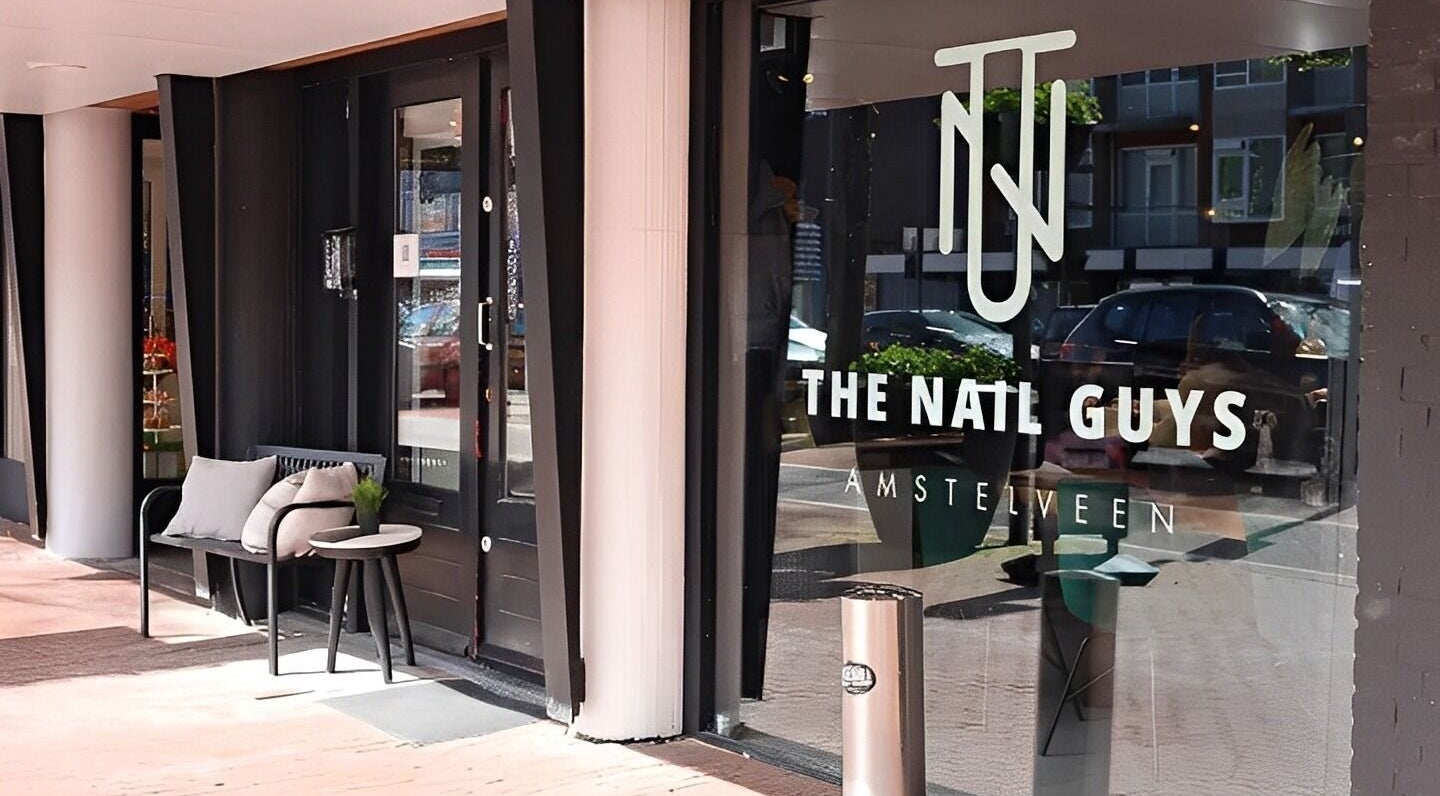Stijlvolle ingang van The Nail Guys in Amstelveen, Noord-holland, NL, met moderne gevel en uitnodigende uitstraling.
