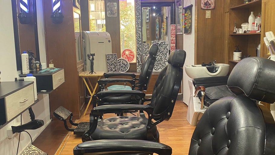 Interior de The Cut Barbería Social Club en Providencia, Región Metropolitana, CL con sillas y decoración moderna.