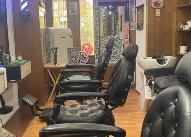 Interior de The Cut Barbería Social Club en Providencia, Región Metropolitana, CL con sillas y decoración moderna.