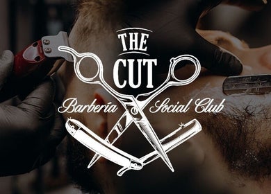 Logotipo de The Cut Barbería Social Club en Providencia, Región Metropolitana, CL, sobre un fondo barbería.