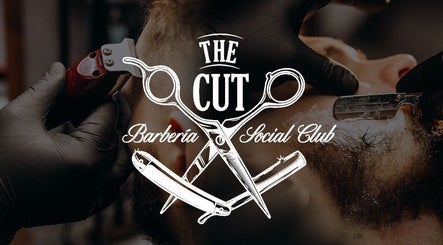 Logotipo de The Cut Barbería Social Club en Providencia, Región Metropolitana, CL, sobre un fondo barbería.