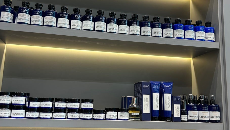 Produtos de beleza em prateleiras na Vinnie Torriton Men, Paraná, Paraná, BR.