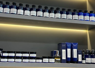 Produtos de beleza em prateleiras na Vinnie Torriton Men, Paraná, Paraná, BR.