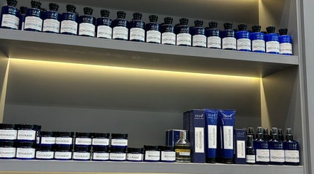 Produtos de beleza em prateleiras na Vinnie Torriton Men, Paraná, Paraná, BR.