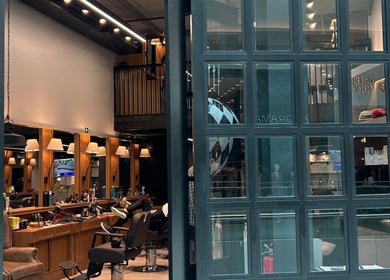 Interior moderno do Vinnie Torriton Men em Paraná, Paraná, BR, mostrando cadeiras e equipamentos de cabeleireiro.