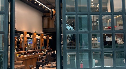 Interior moderno do Vinnie Torriton Men em Paraná, Paraná, BR, mostrando cadeiras e equipamentos de cabeleireiro.