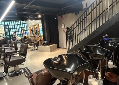 Salão moderno em Vinnie Torriton Men, Paraná, Paraná, BR, com cadeiras elegantes e lavatórios.