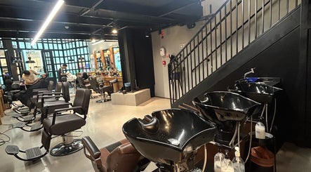 Salão moderno em Vinnie Torriton Men, Paraná, Paraná, BR, com cadeiras elegantes e lavatórios.