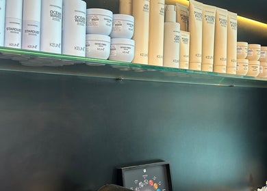 Produtos de beleza alinhados na estante da Vinnie Torriton Men, Paraná, Paraná, BR.