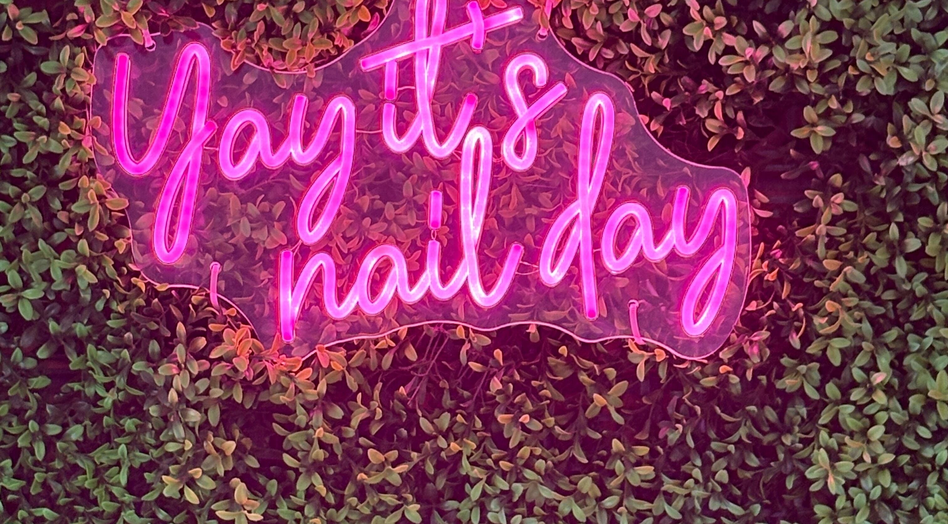 Neon rosa diz 'Yay it's nail day' em SaraBarbosa Studio, Nazaré, Leiria, PT.