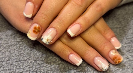 Elegant floral nail design at HSbeauty in Maidstone, England, GB, showcasing intricate artistry.