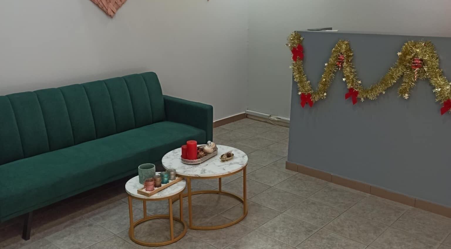 Άνετος χώρος υποδοχής στο L' éclat beauté, Καλαμάτα, GR, με γιορτινή διακόσμηση.