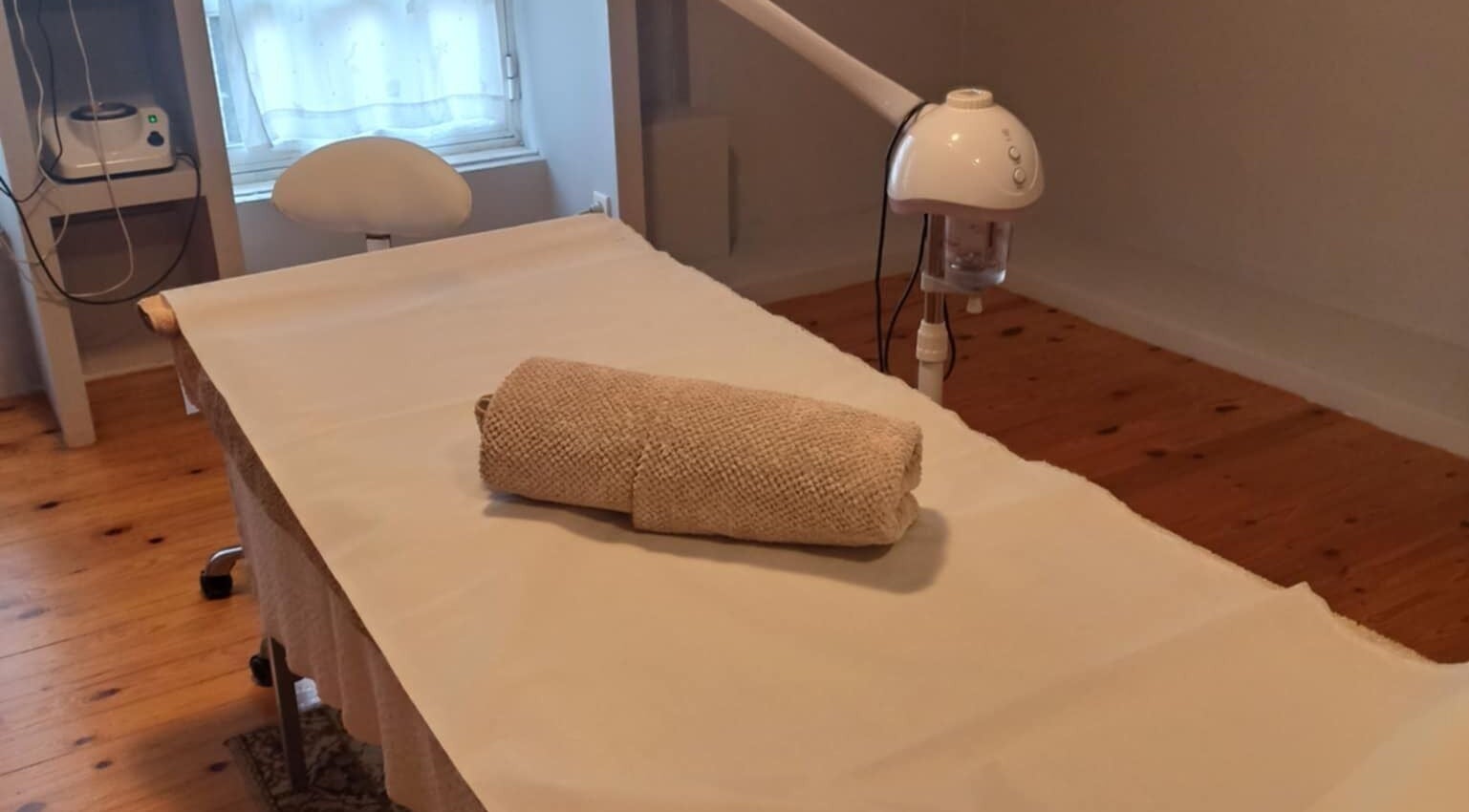 Αίθουσα θεραπείας στο L' éclat beauté, Καλαμάτα, GR με κρεβάτι και εξοπλισμό.