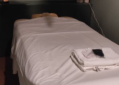 Table de massage à Janesophrologue, Paris, Île-de-France, FR avec serviettes prêtes pour un soin apaisant.