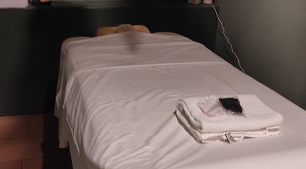 Table de massage à Janesophrologue, Paris, Île-de-France, FR avec serviettes prêtes pour un soin apaisant.
