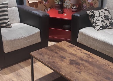 Coin salon élégant chez Janesophrologue, Paris, Île-de-france, FR, avec fauteuils et table en bois.