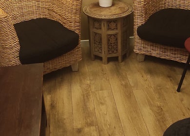 Coin détente chez Janesophrologue, Paris, Île-de-france, FR avec fauteuils en osier et table en bois.