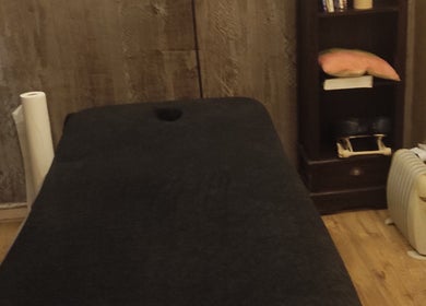 Salle de relaxation chez Janesophrologue, Paris, Île-de-France, FR, avec table de massage.