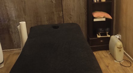 Salle de relaxation chez Janesophrologue, Paris, Île-de-France, FR, avec table de massage.