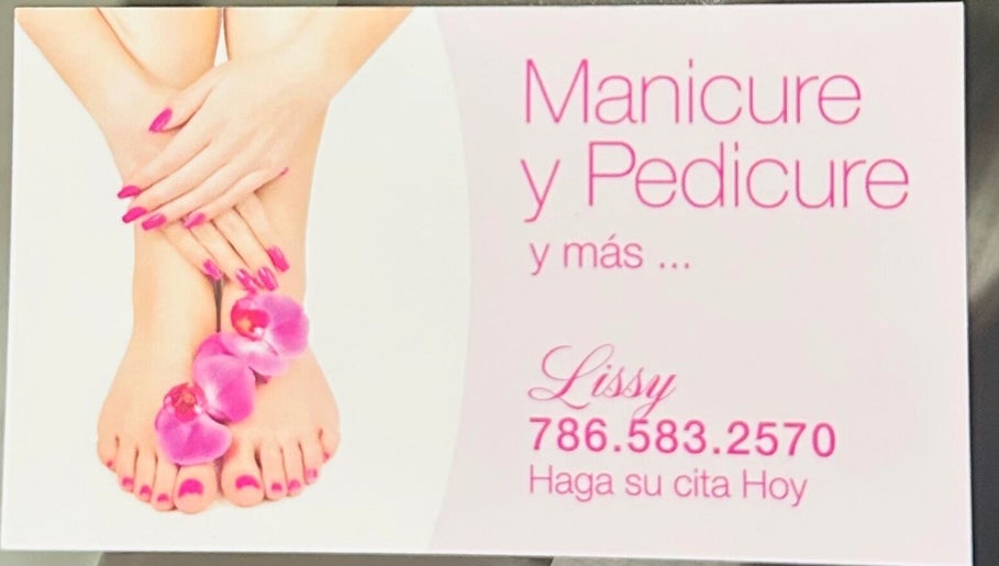 Manos y pies con manicura rosa en Lissynails, Lehigh Acres, Florida, US. Belleza al alcance de tus manos.