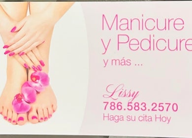 Manos y pies con manicura rosa en Lissynails, Lehigh Acres, Florida, US. Belleza al alcance de tus manos.