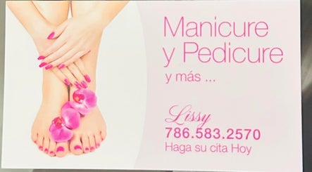 Servicio de manicura y pedicura en Lissynails, Lehigh Acres, Florida, EE. UU. Elegante diseño con flores.
