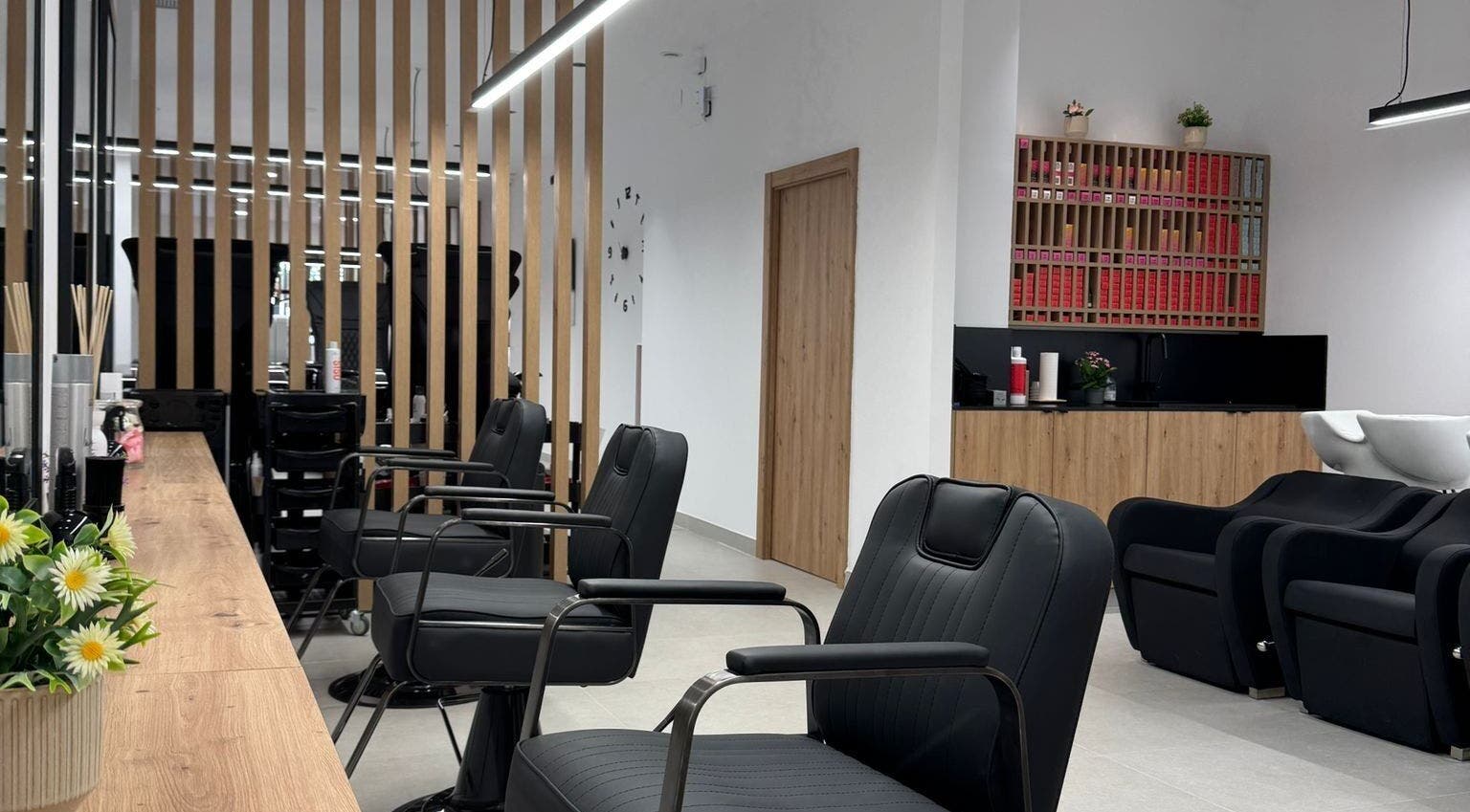 Interior moderno de ME Beauty en València, Comunidad Valenciana, ES, con sillas negras y decoración elegante.