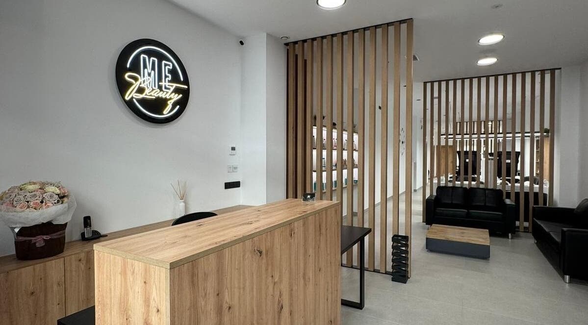 Recepción moderna de ME Beauty en València, Comunidad Valenciana, ES, con diseño sofisticado.