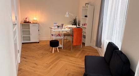 Stijlvolle nagelstudio bij Eszter nail room, Den Haag, Zuid-holland, NL, met moderne meubels en warme verlichting.