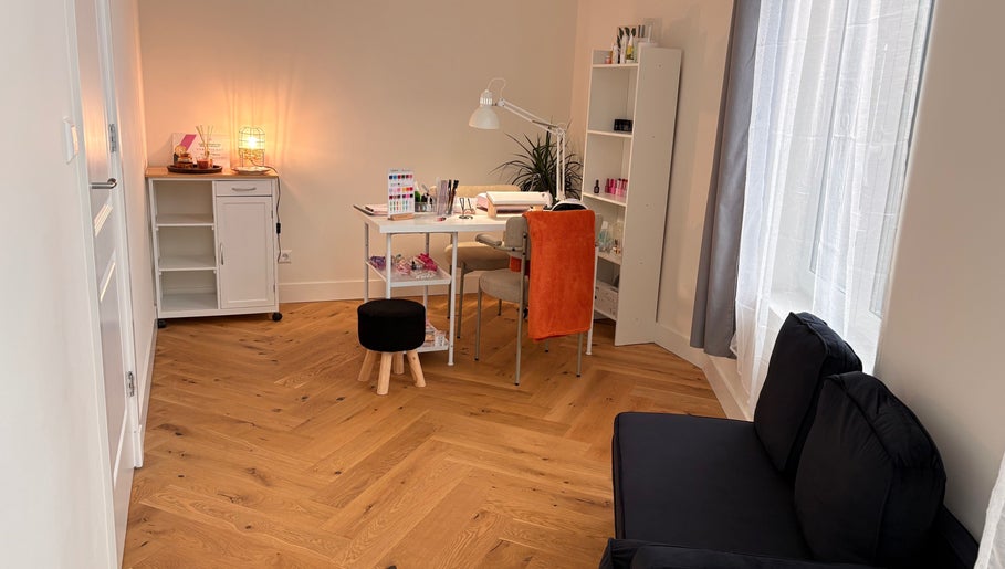 Gezellige Eszter nail room in Den Haag, Zuid-holland, NL met moderne inrichting en houten vloer.