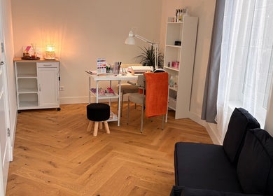 Gezellige Eszter nail room in Den Haag, Zuid-holland, NL met moderne inrichting en houten vloer.