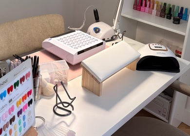 Professionele nageltafel bij Eszter nail room, Den Haag, Zuid-holland, NL, met kleurrijke lakken en gereedschap.