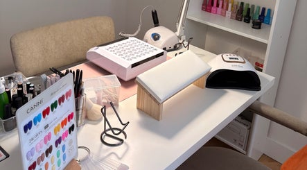 Professionele nageltafel bij Eszter nail room, Den Haag, Zuid-holland, NL, met kleurrijke lakken en gereedschap.