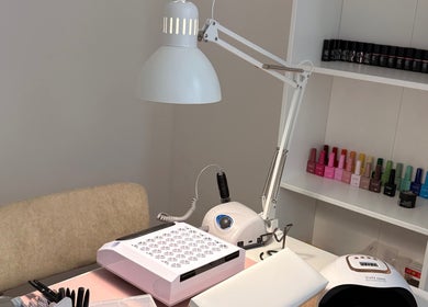 Eszter nail room in Den Haag, Zuid-holland, NL met kleurrijke nagellakken en manicuretools.