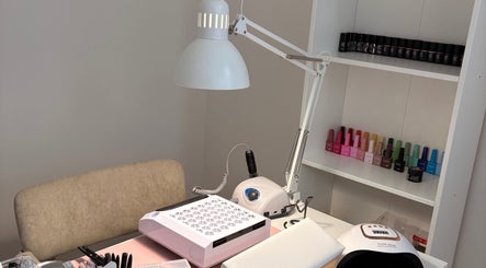 Eszter nail room in Den Haag, Zuid-holland, NL met kleurrijke nagellakken en manicuretools.