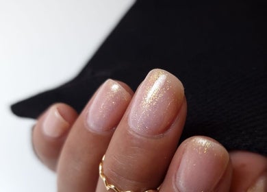 Glanzende manicuren bij Eszter nail room in Den Haag, Zuid-holland, NL met subtiele glitters.