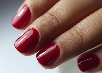 Rode nagels bij Eszter nail room, Den Haag, Zuid-holland, NL, glanzend en stijlvol verzorgd.