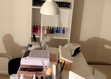 Moderne manicurehoek bij Eszter nail room in Den Haag, Zuid-holland, NL met stijlvolle nagellak opstelling.