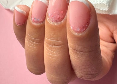 Elegant roze nagels met glitters bij Eszter nail room, Den Haag, Zuid-Holland, NL.