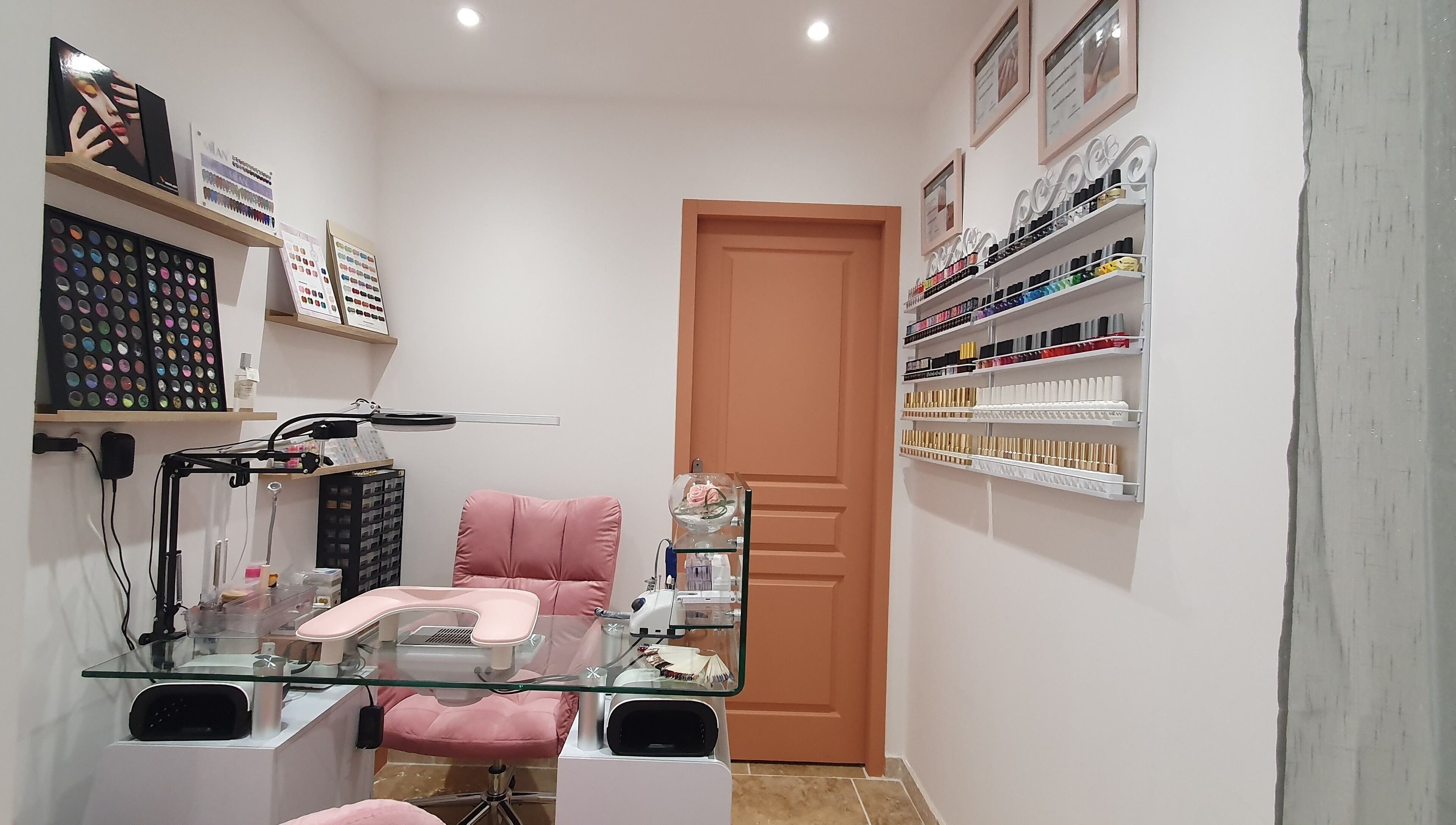 Intérieur de LAKTHAI ONGLERIE à Saint-martin-de-crau, espace bien-être bien équipé et élégant.
