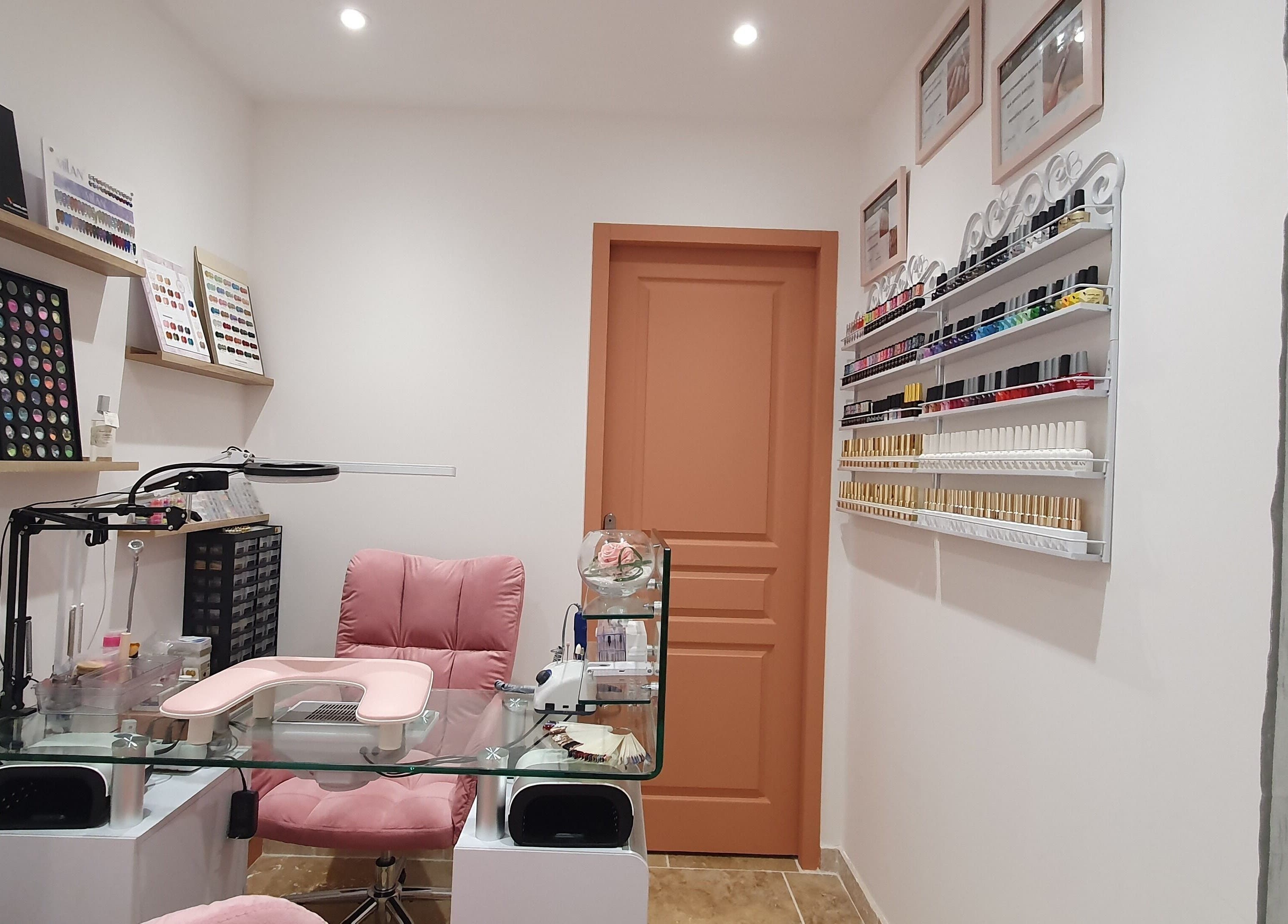 Intérieur de LAKTHAI ONGLERIE à Saint-martin-de-crau, espace bien-être bien équipé et élégant.