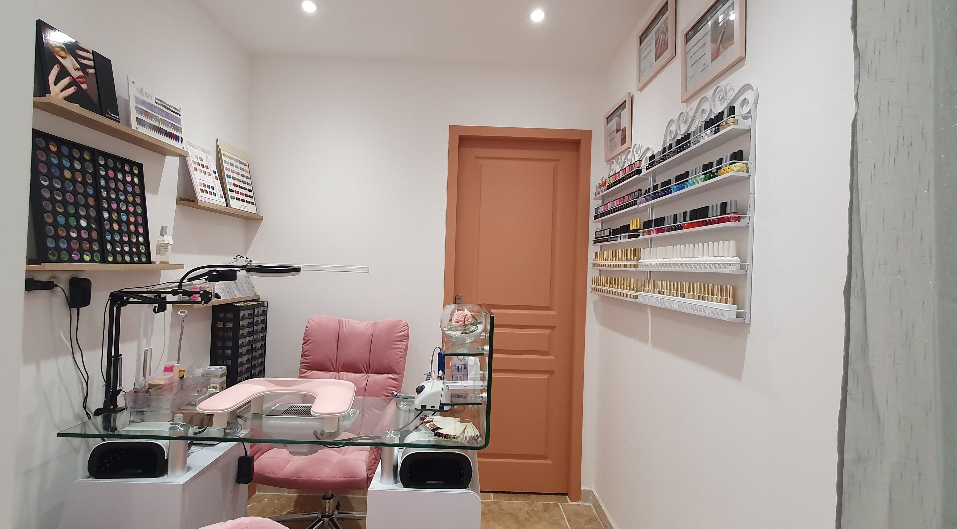 Intérieur de LAKTHAI ONGLERIE à Saint-martin-de-crau, espace bien-être bien équipé et élégant.