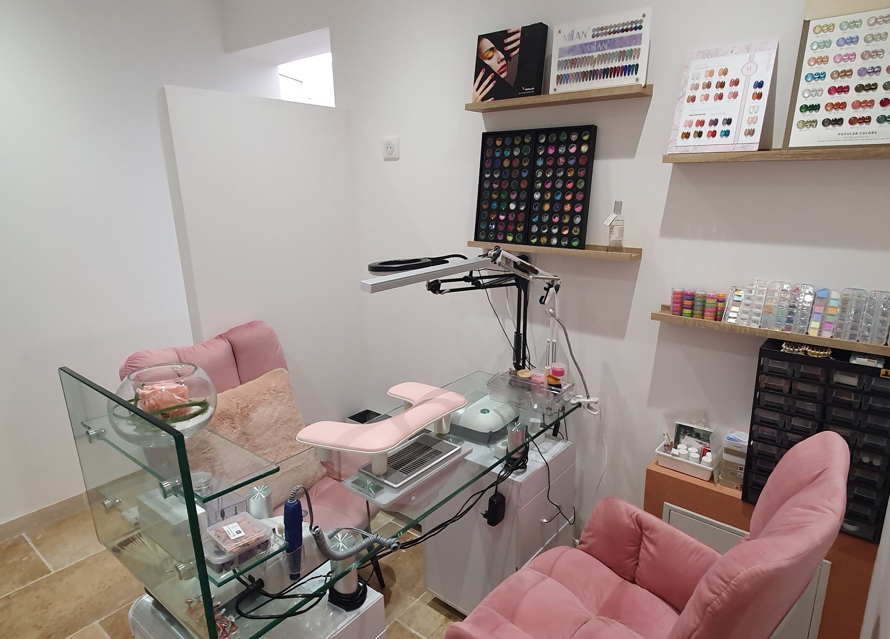 Station de manucure élégante chez LAKTHAI ONGLERIE à Saint-martin-de-crau, Provence-alpes-côte D'azur, FR.