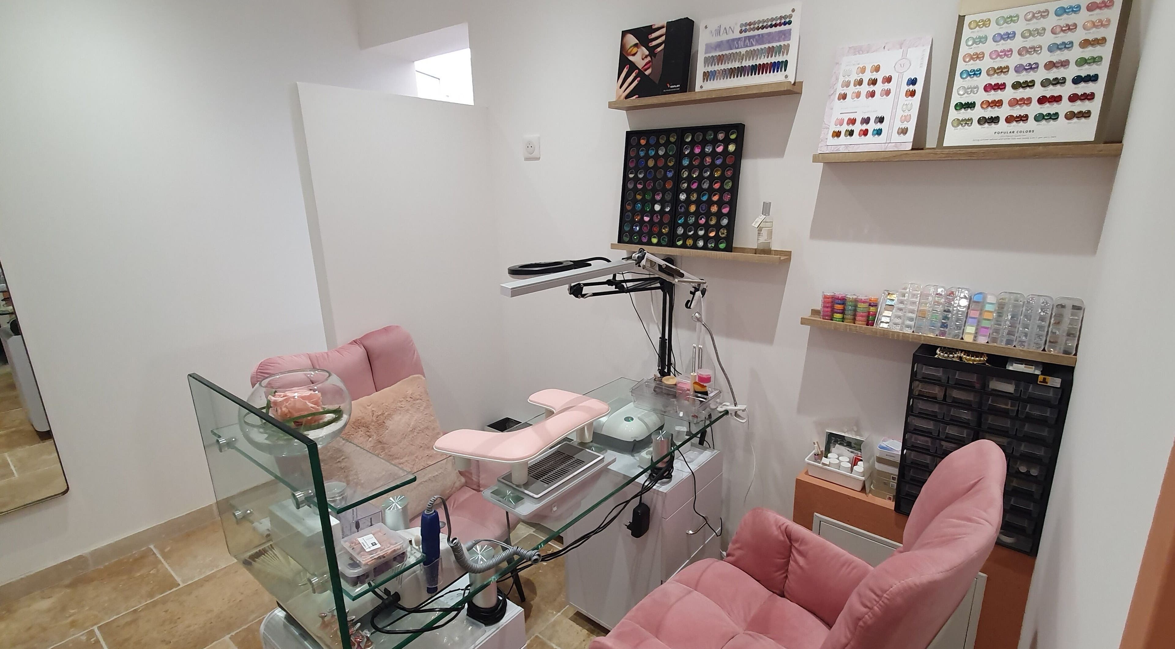 Station de manucure élégante chez LAKTHAI ONGLERIE à Saint-martin-de-crau, Provence-alpes-côte D'azur, FR.