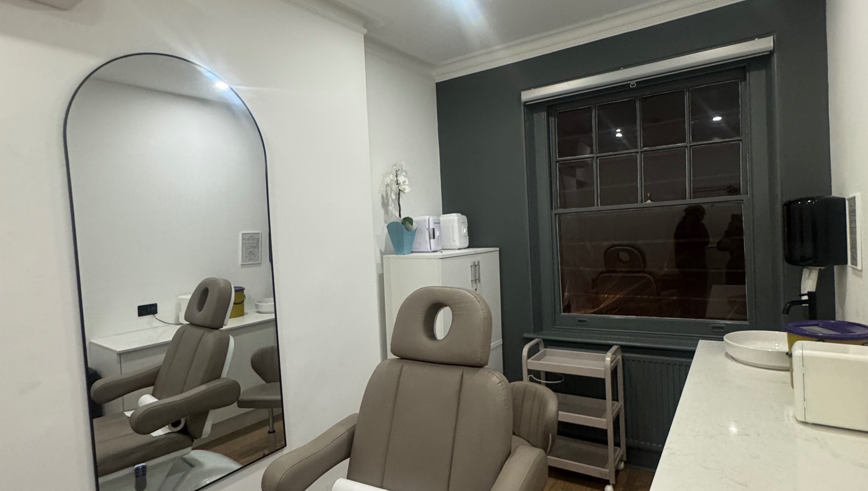 Elegant treatment room at Eléve Clinic LDN, London, GB with a comfortable chair and modern decor.
