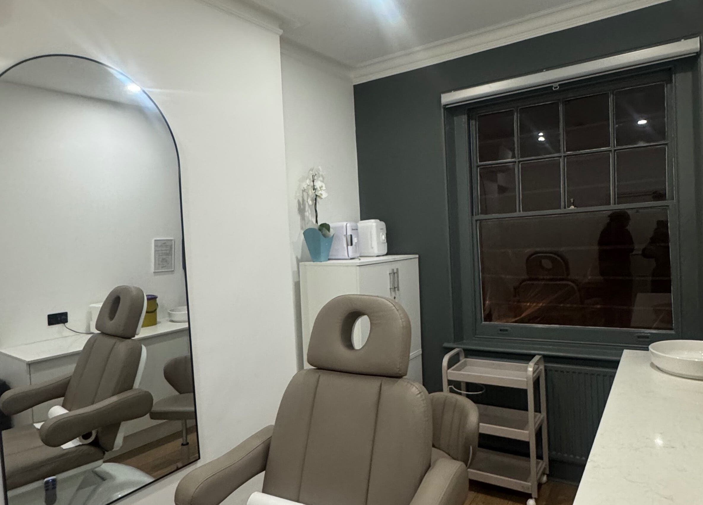 Elegant treatment room at Eléve Clinic LDN, London, GB with a comfortable chair and modern decor.